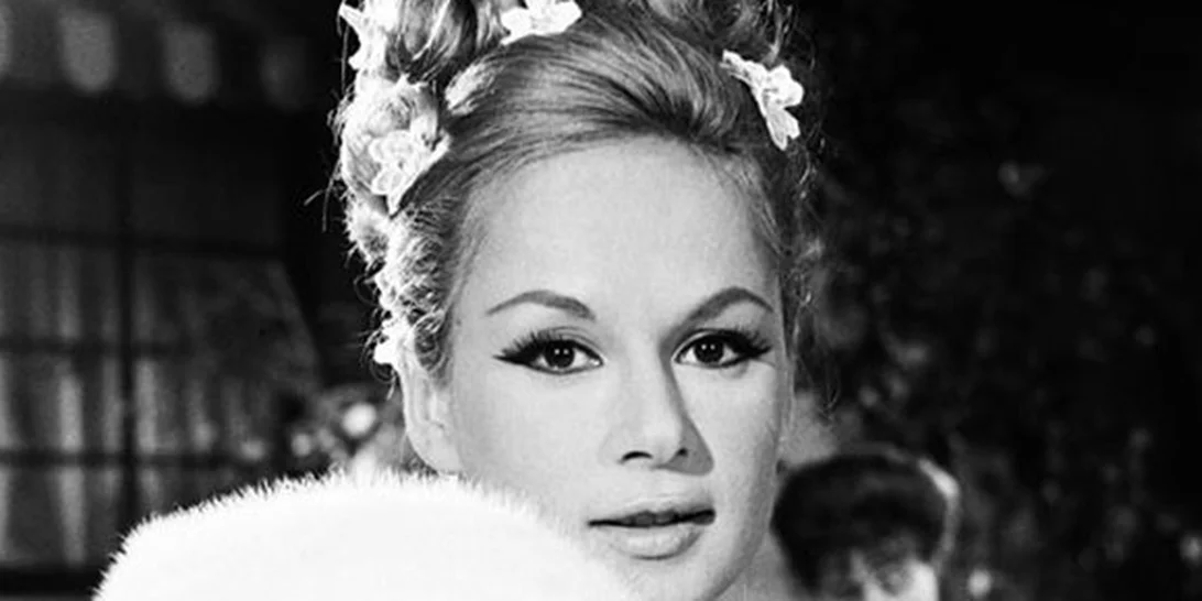 Αλίκη Βουγιουκλάκη | Δείτε την να ποζάρει γυμνή στο σπίτι της στον Θεολόγο - Η σπάνια φωτογραφία και η ιστορία πίσω από αυτήν